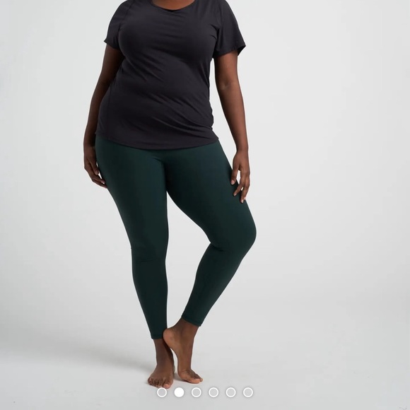 Universal Standard 2XS Mia Movement Tee NWT in color Scarab (greenish black) - Picture 3 of 3